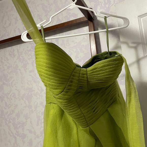 Green formal/prom dress with tie straps size 6 - Picture 5 of 8